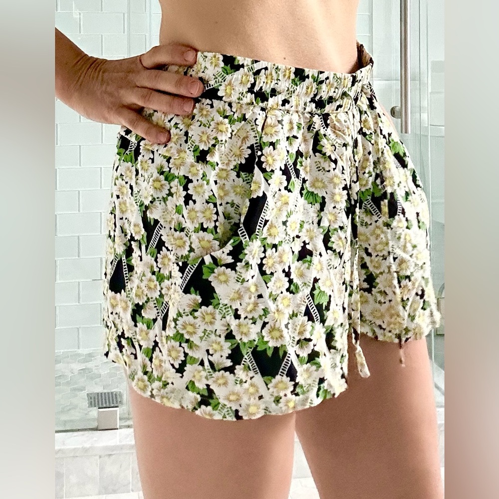 French Connection Relaxed flowy floral shorts with front pockets